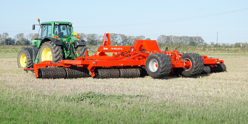 HE-VA Tip Roller XL fitted with optional Straw Tines in stubble