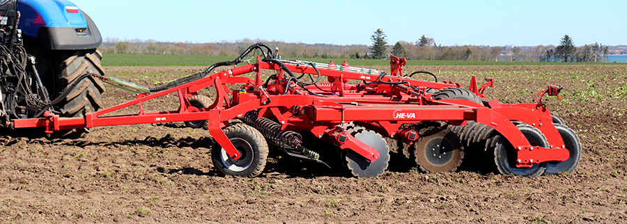 Photo of the Disc Roller XL working in a field