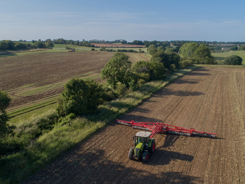 Front image of HE-VA King Roller behind a Claas tractor