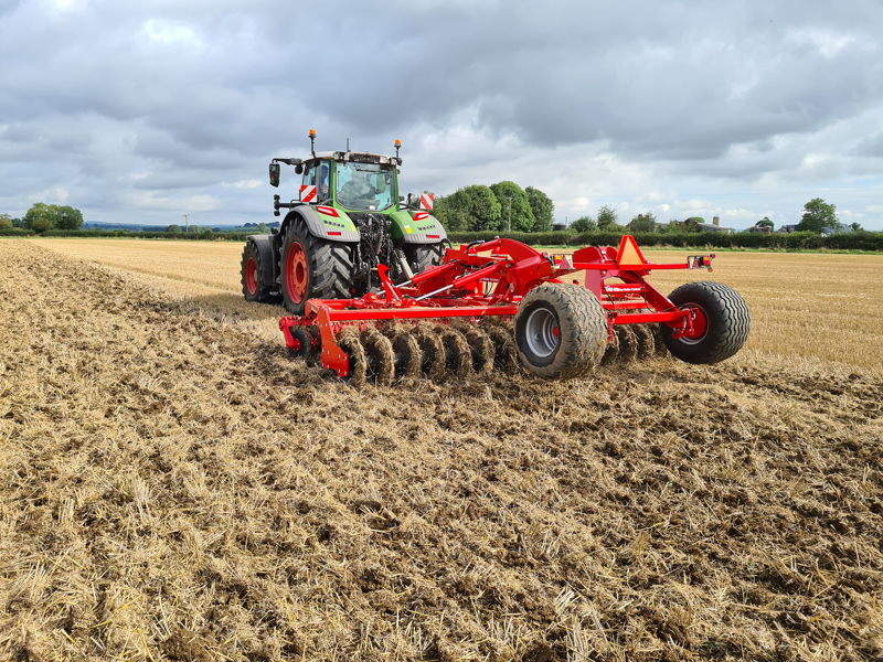 HE-VA Disc Roller Contour 450 with Twin V-Profile rear roller, behind a Fendt tractor