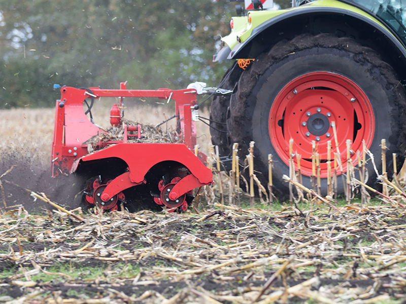 Rear-mounted HE-VA Top Cutter Solo in Maize stubble
