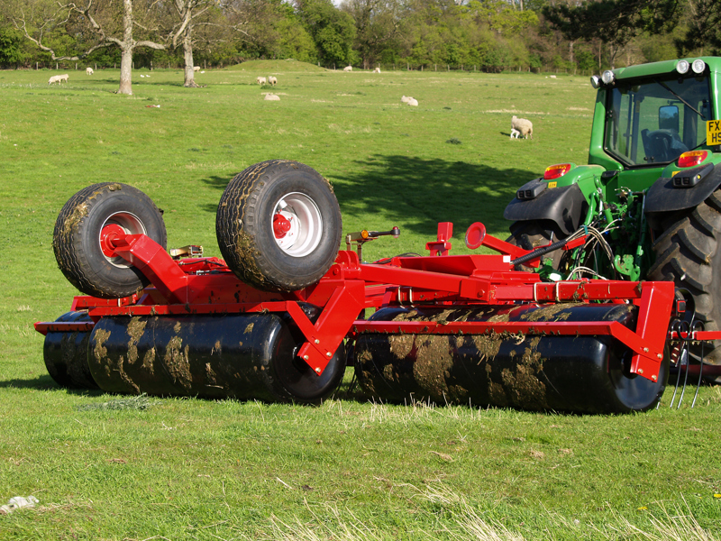 HE-VA Grass Roller in field of ewes and lambs