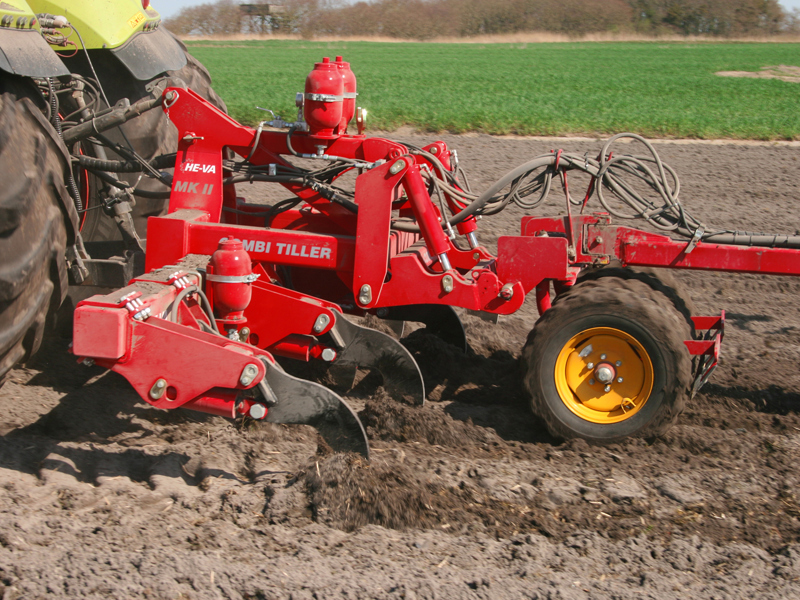 3m HE-VA Combi-Lift working in cultivated soil