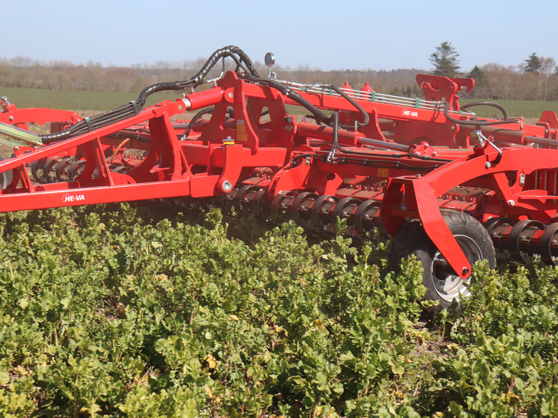 HE-VA Disc Roller XL Contour working into cover crop, fitted with pivoting support wheels and Shattaboards