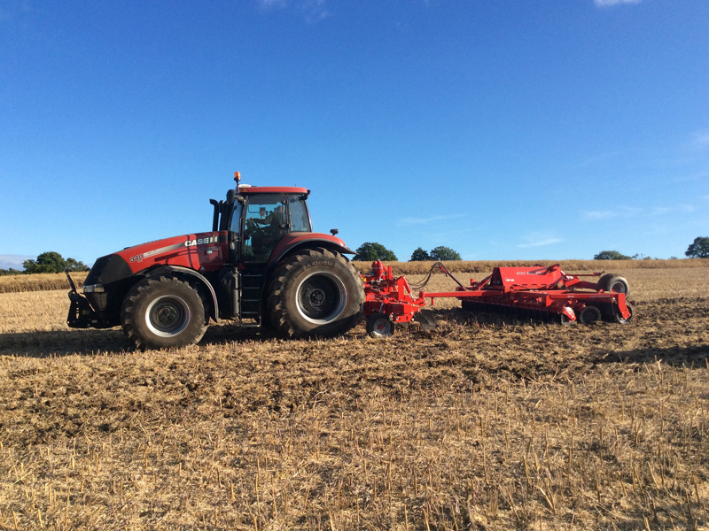 HE-VA Disc Roller Contour being pulled behind a HE-VA Combi-Lift