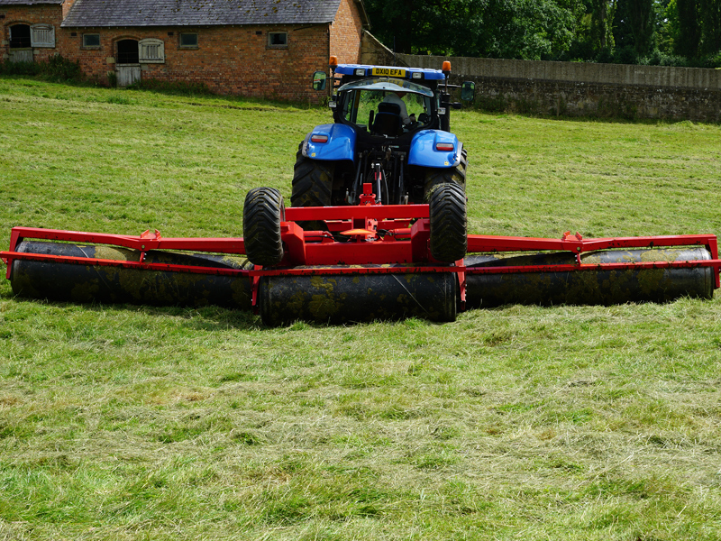 8.2m HE-VA hydraulic-folding Grass Rolls showing how the rolls follow the contours of the land