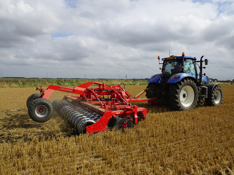 HE-VA Disc Roller Contour with Twin V-Profile roller working in stubble