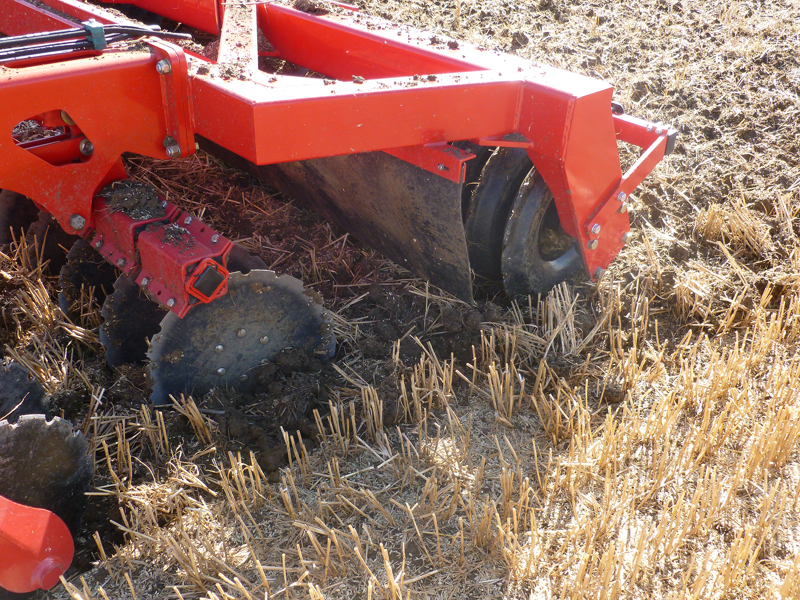 Soil mat fitted in front of rear V-Profile roller on a HE-VA Disc Roller Contour