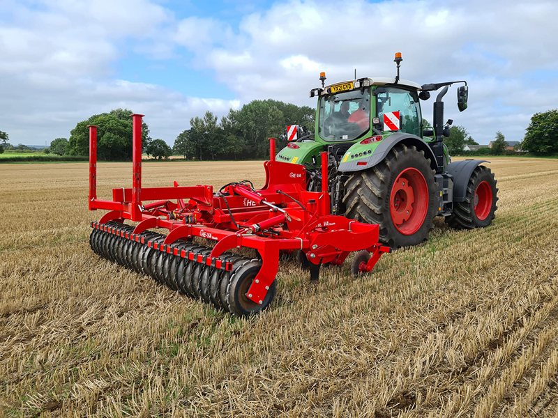 4m hydraulic-folding, mounted HE-VA Stealth on Fendt tractor
