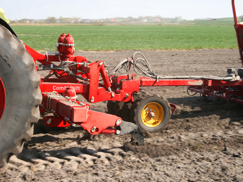 Side view of HE-VA Combi-Lift  pulling a drill behind