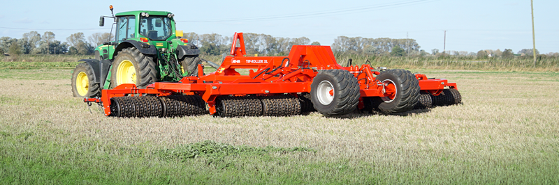 HE-VA Tip Roller XL Cambridge rolls behind a John Deere tractor