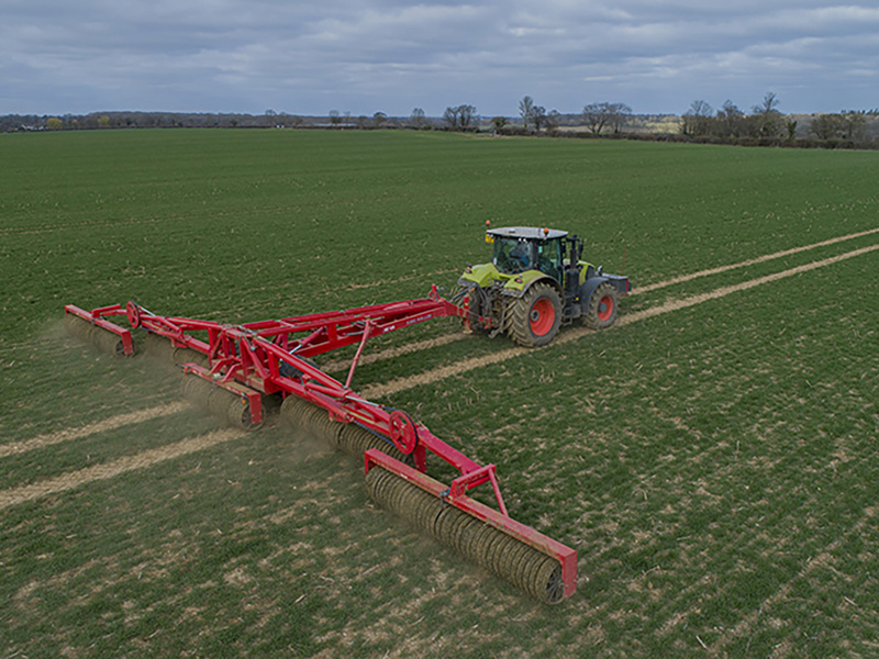 HE-VA King Roller behind a Claas tractor