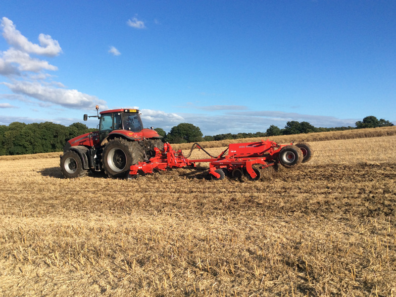 HE-VA Combi-Lift ahead of a HE-VA Disc Roller Contour